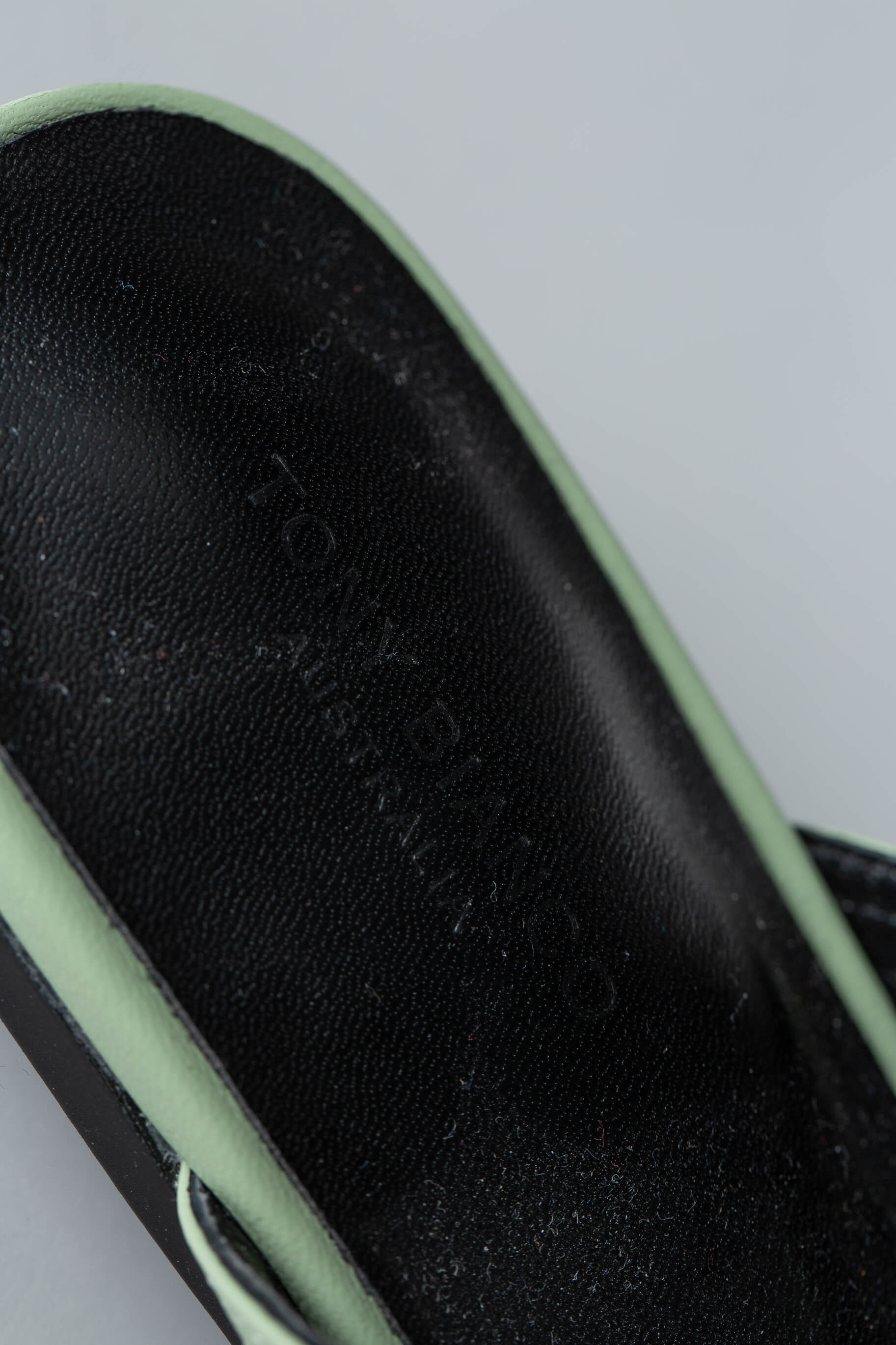 Interior Tony Bianco Australia grabado en plantilla negra del mule mint
