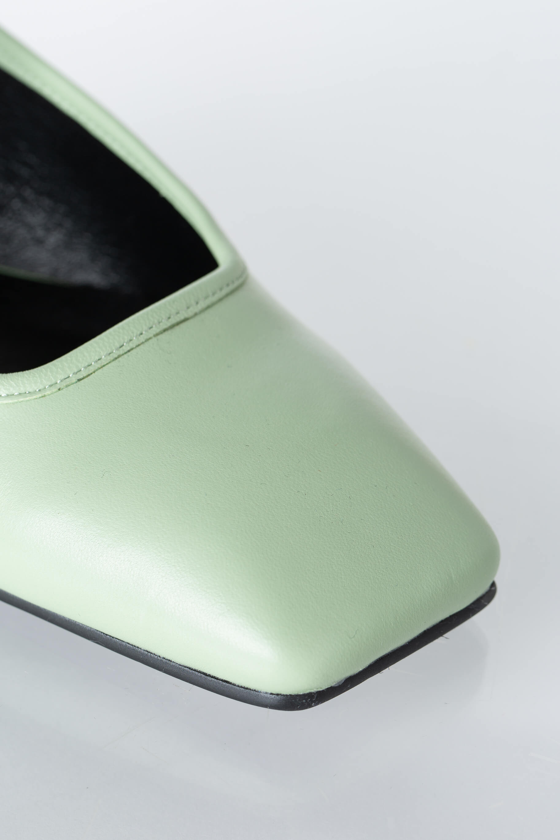Detalle de punta cuadrada en piel verde menta Tony Bianco