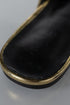 Detalle de plantilla negra y borde dorado del flat Tony Bianco