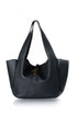 Tote Saint Laurent negra de piel granulada con monograma YSL dorado, vista frontal