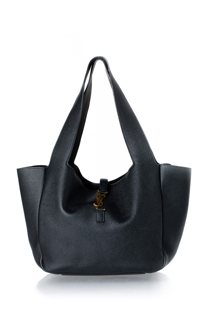 Tote Saint Laurent negra de piel granulada con monograma YSL dorado, vista frontal