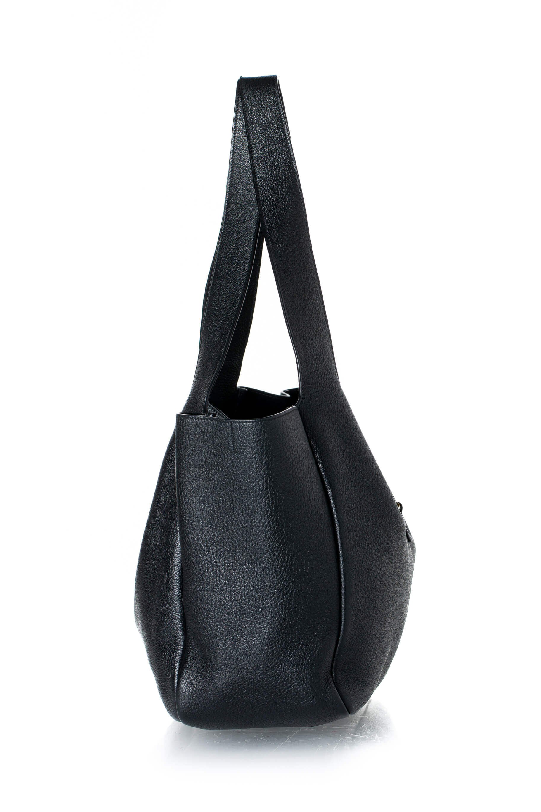 Tote Saint Laurent negra, perfil lateral de piel pebbled