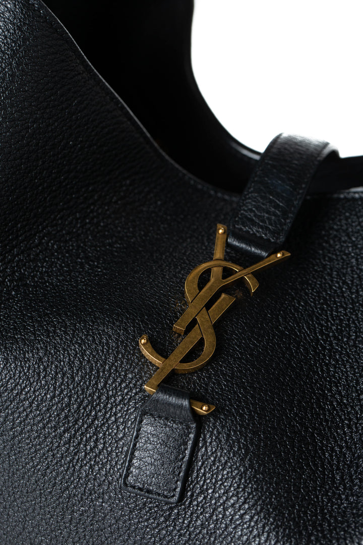 Detalle del monograma YSL dorado sobre piel negra Saint Laurent
