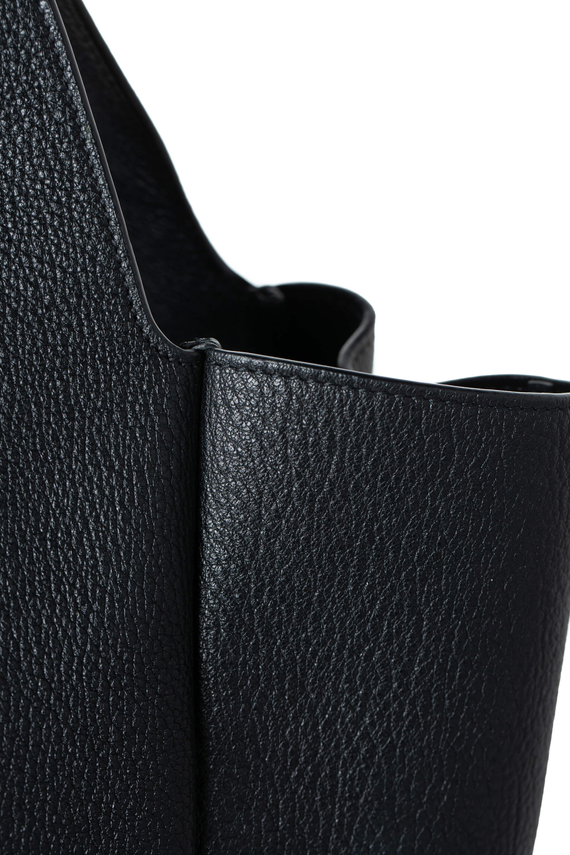 Detalle de textura pebbled y costura lateral de tote Saint Laurent