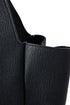 Detalle de textura pebbled y costura lateral de tote Saint Laurent