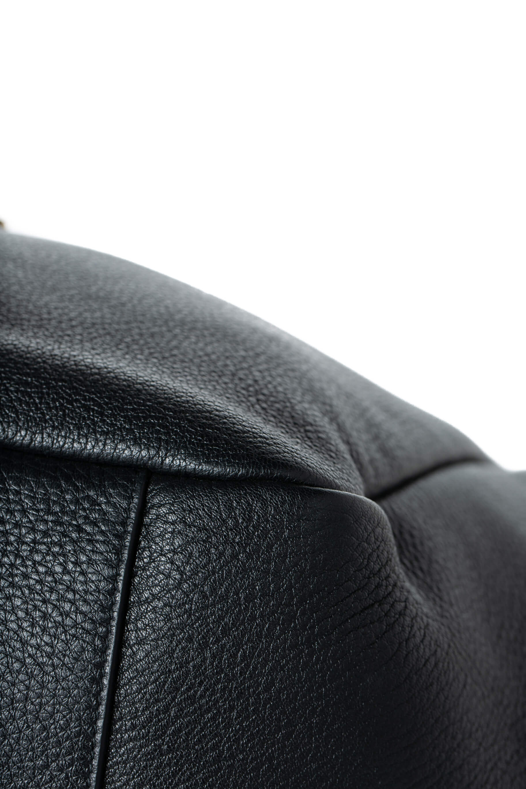 Detalle de esquina inferior de tote Saint Laurent en muy buen estado