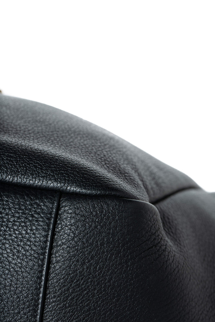 Detalle de esquina inferior de tote Saint Laurent en muy buen estado