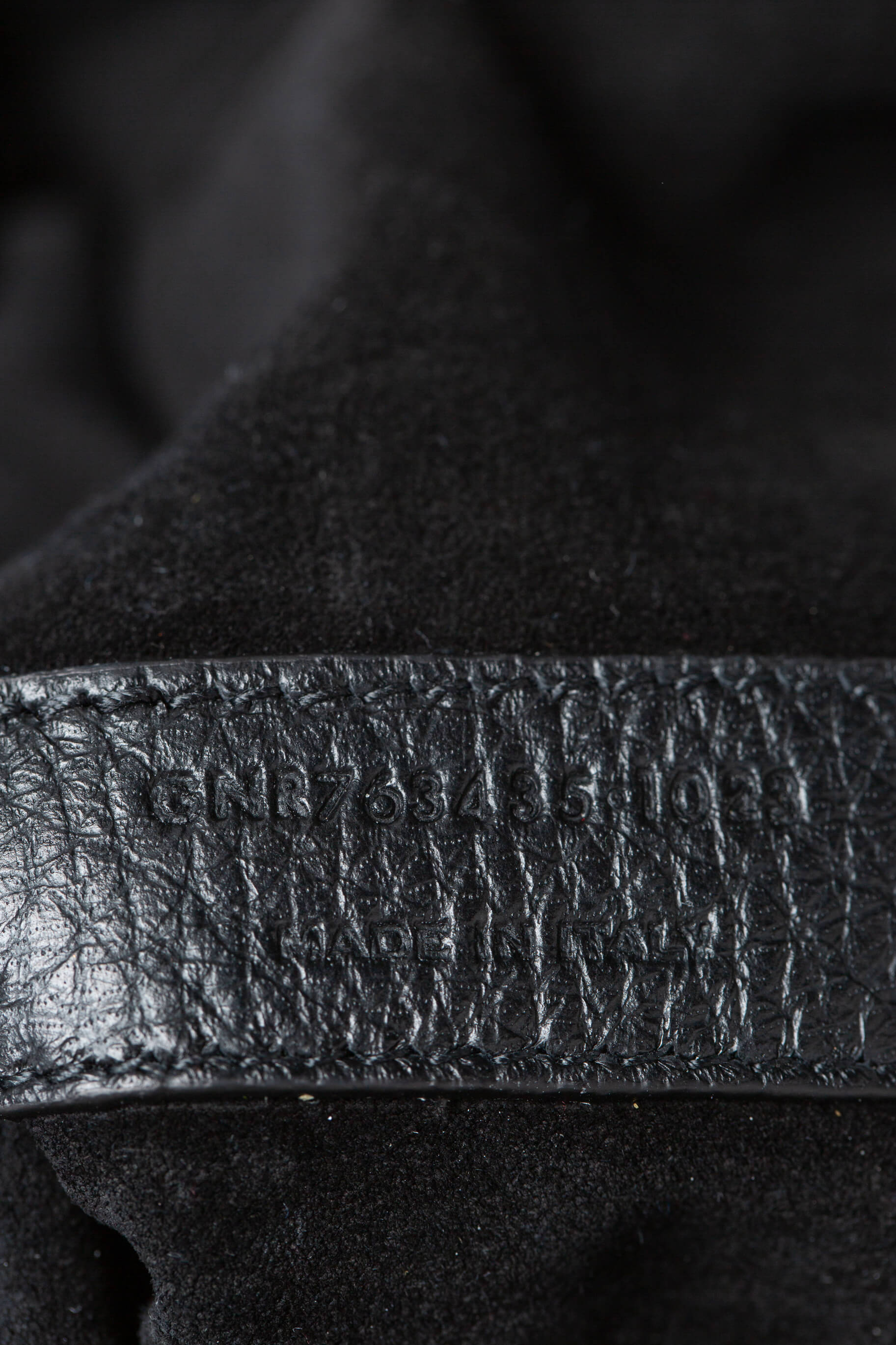 Serial GNR763435·1023 y Made in Italy en etiqueta interior Saint Laurent