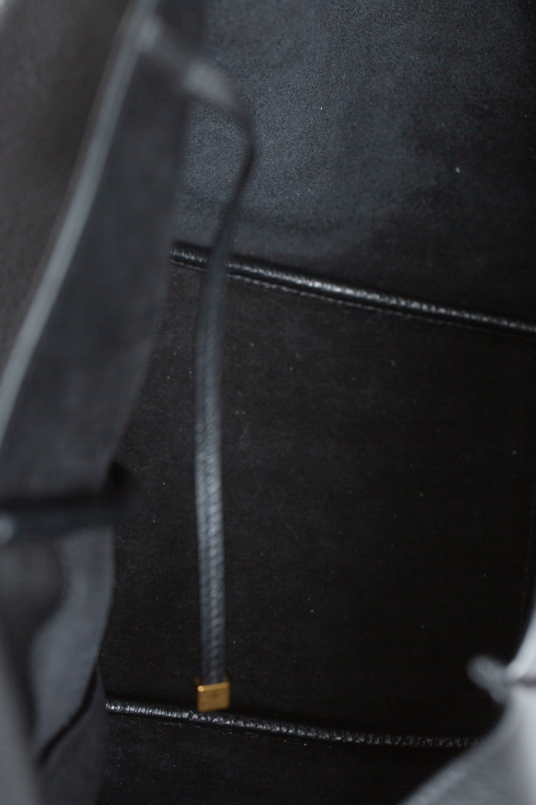 Interior de tote Saint Laurent con forro negro tipo gamuza