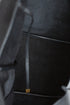 Interior de tote Saint Laurent con forro negro tipo gamuza