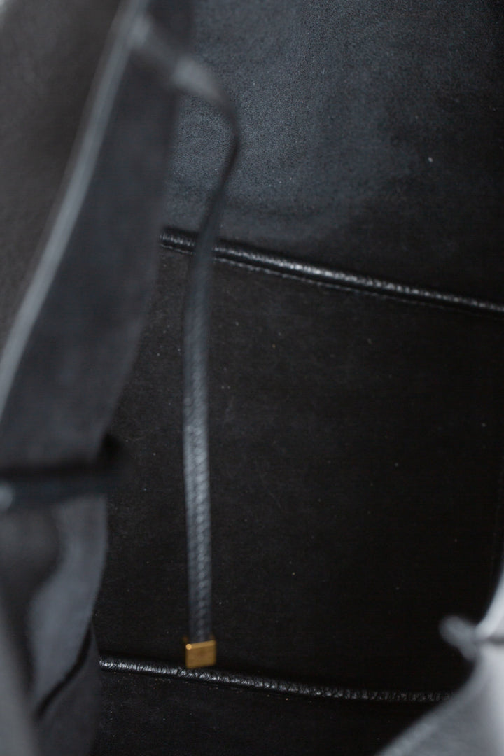 Interior de tote Saint Laurent con forro negro tipo gamuza