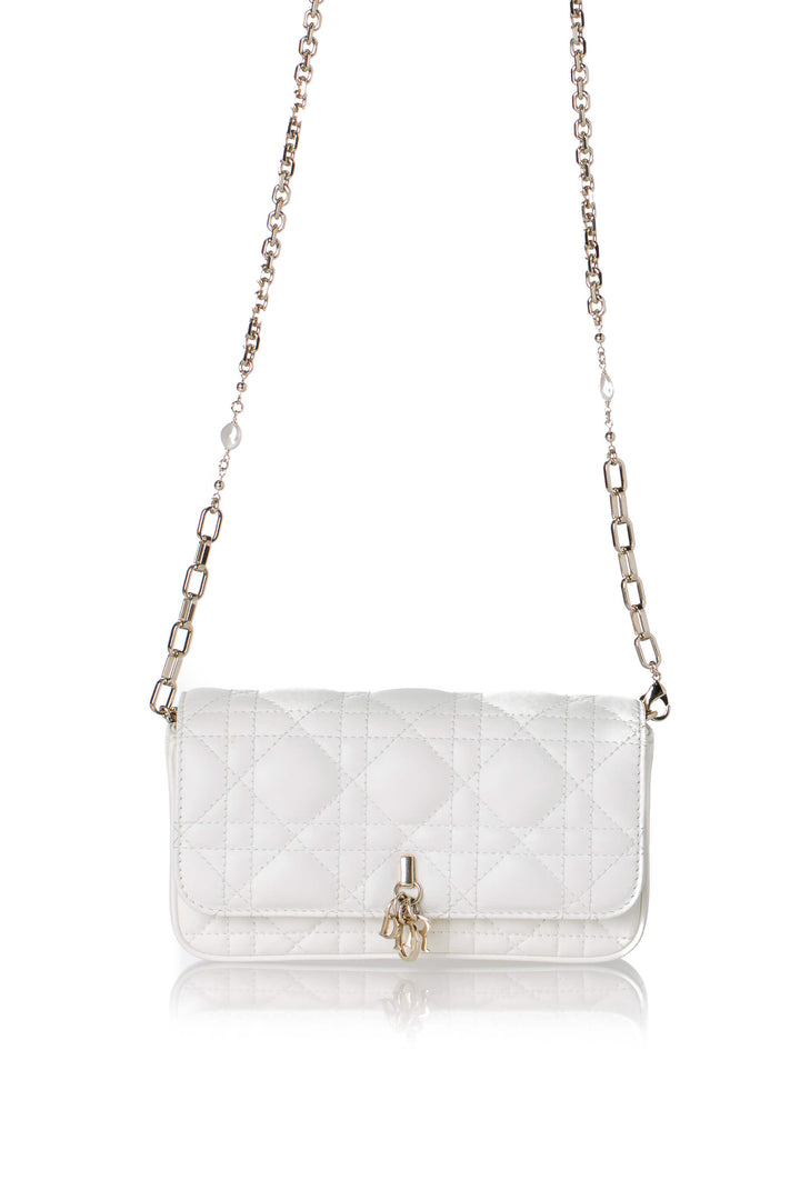 Dior Talk Phone Pouch latte, vista tres cuartos con flap cannage