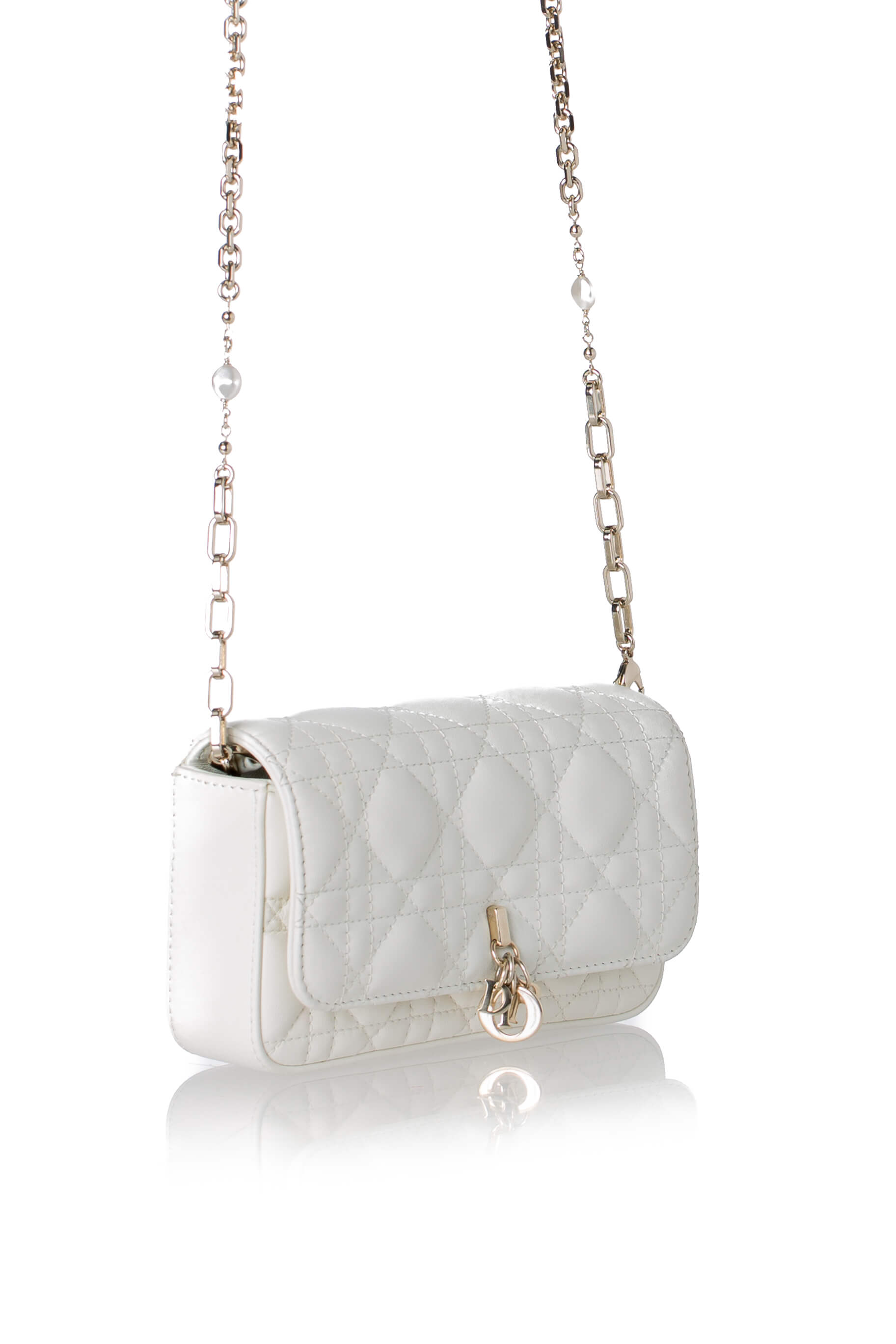 Dior Talk Phone Pouch latte, ángulo con cadena de perlas