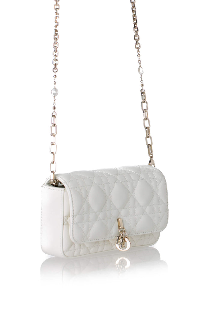Dior Talk Phone Pouch latte, ángulo con cadena de perlas