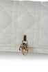 Detalle charms D.I.O.R. dorados sobre Cannage latte Christian Dior