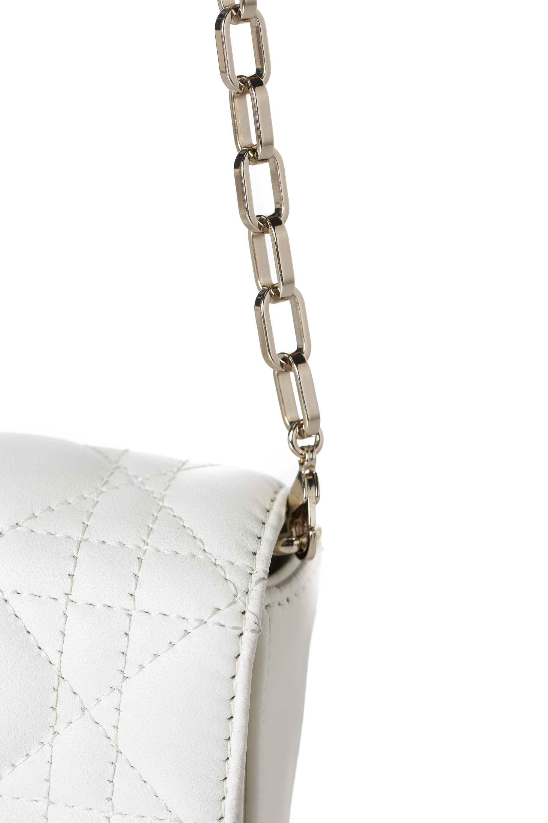 Detalle cadena dorada de eslabones Dior Talk Phone Pouch