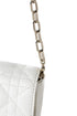 Detalle cadena dorada de eslabones Dior Talk Phone Pouch