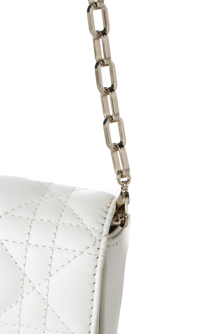 Detalle cadena dorada de eslabones Dior Talk Phone Pouch