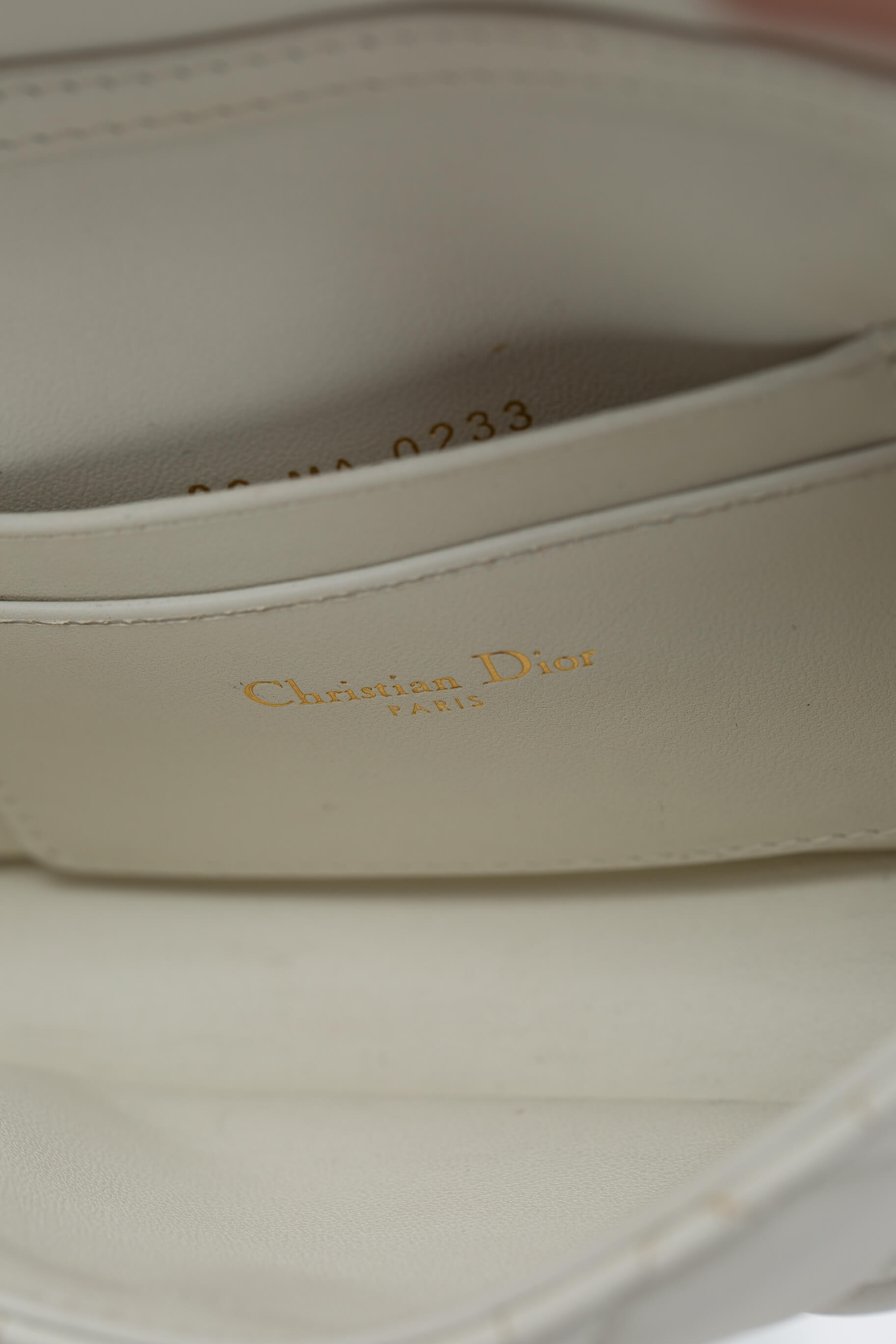 Acercamiento date code 86-MA-0233 en tag interior Dior