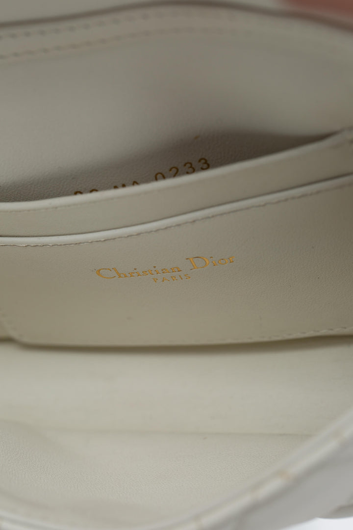 Acercamiento date code 86-MA-0233 en tag interior Dior
