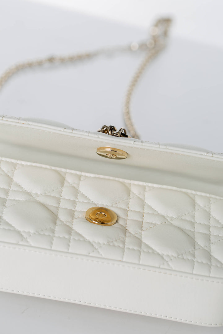 Interior abierto Dior Talk Phone Pouch con ranuras para tarjetas