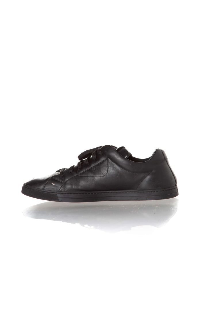 Tenis Fendi Monster negro, par visto desde el talón