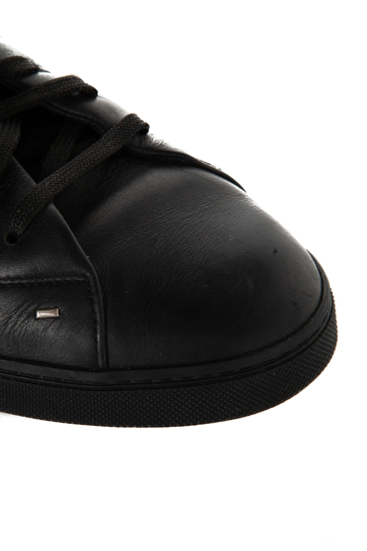 Tenis Fendi Monster negro, acercamiento a los ojos amarillos