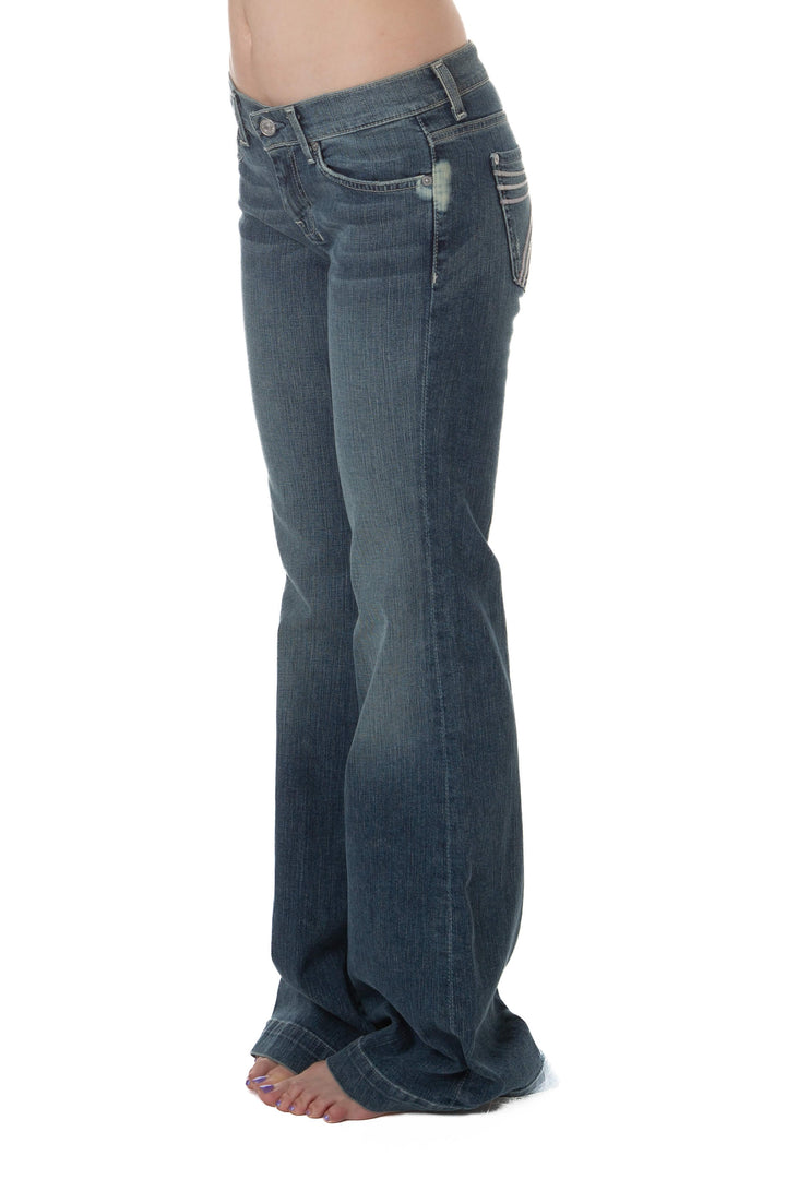 Jeans 7 For All Mankind Dojo vista lateral: zona deslavada junto a la bolsa delantera y pierna acampanada
