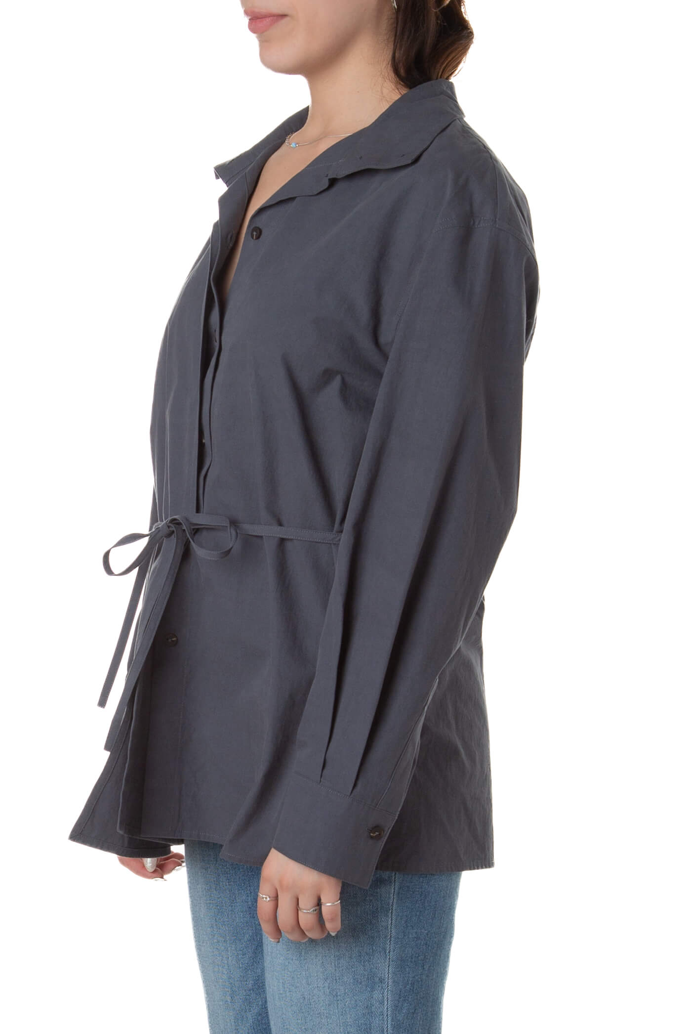Camisa Adolfo Domínguez gris con puño y silueta holgada, vista lateral