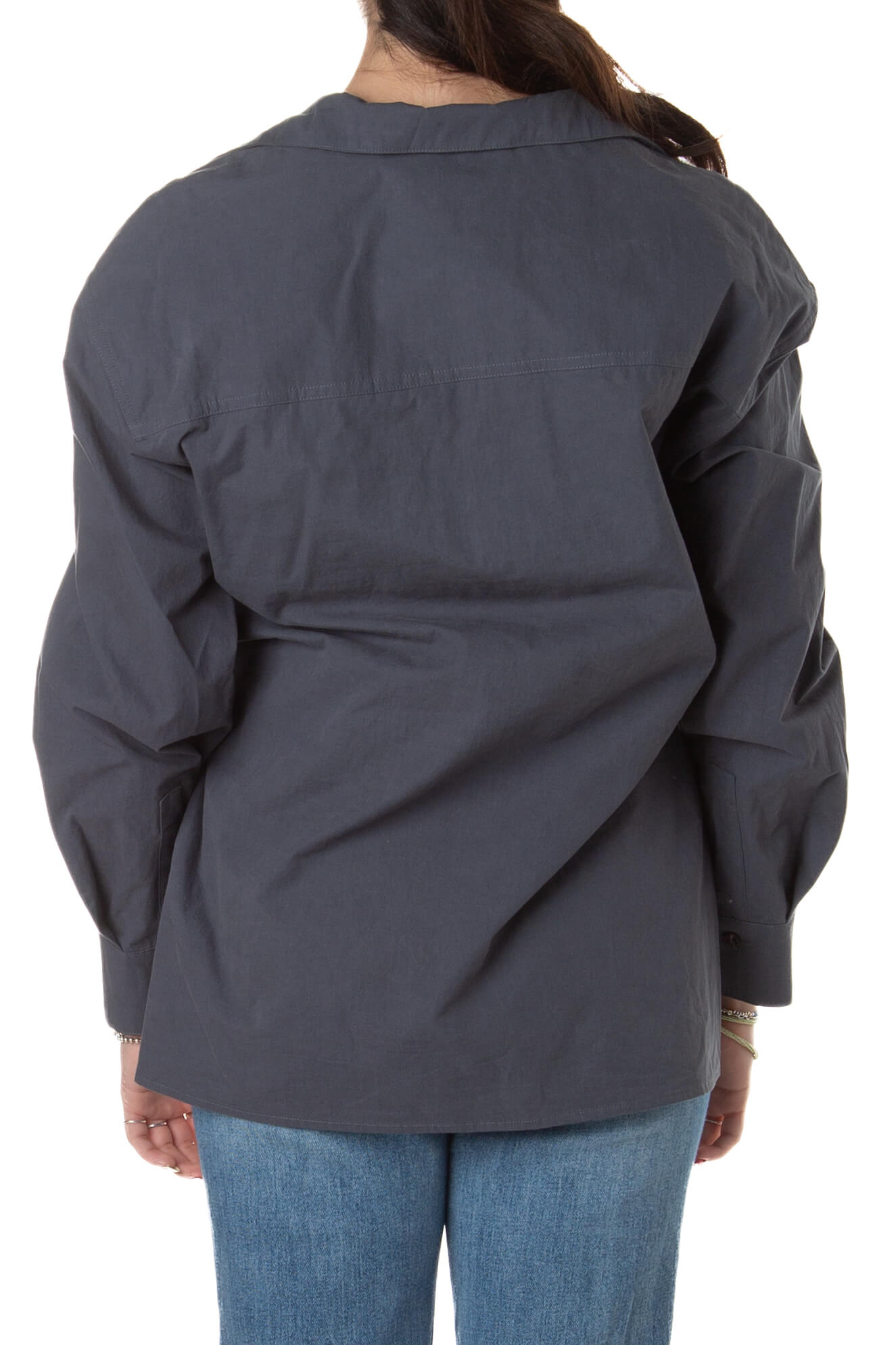 Camisa Adolfo Domínguez gris, vista trasera con yugo y cinturón