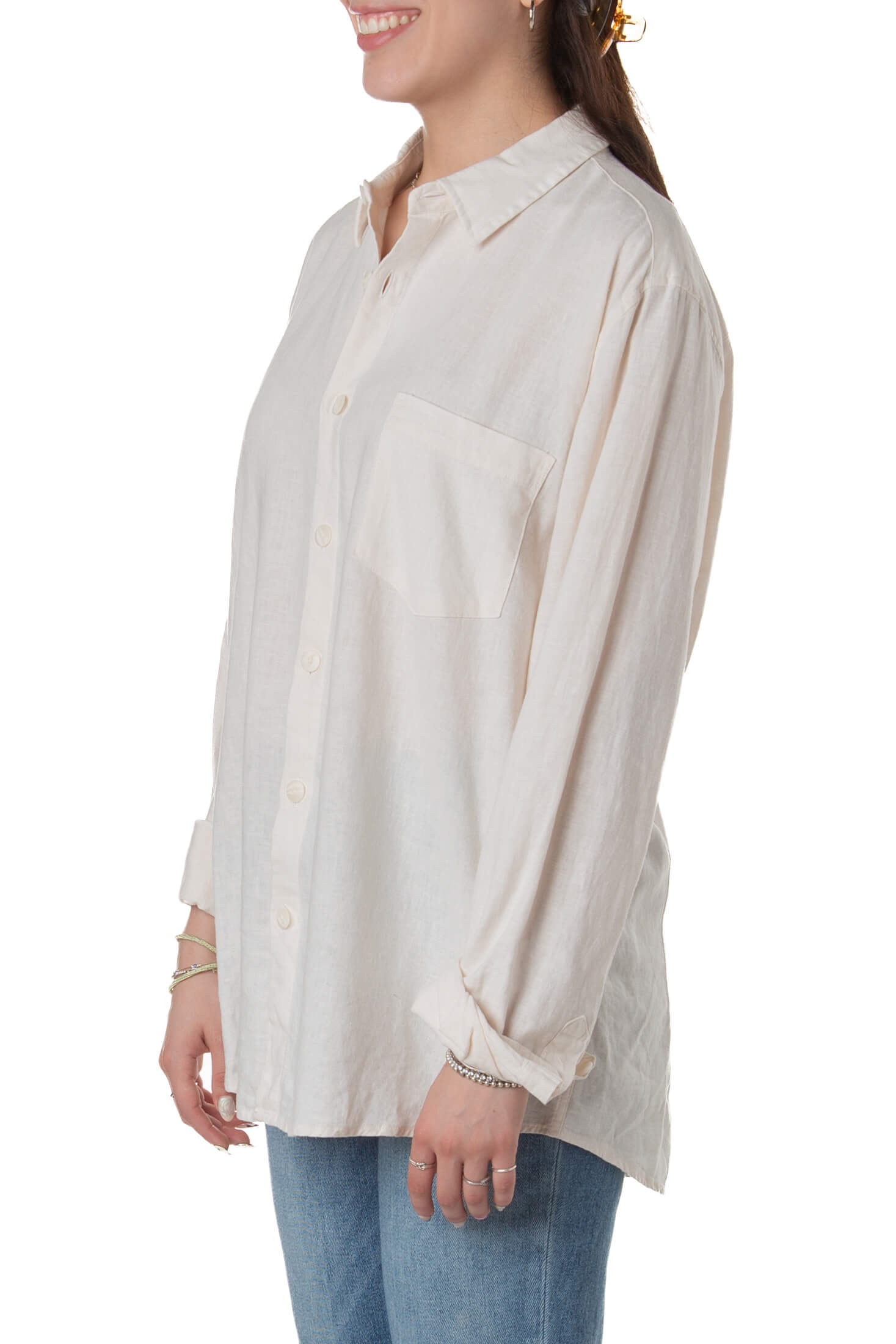 Camisa Big Mack crema oversized, vista lateral con mangas arremangadas