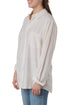 Camisa Big Mack crema oversized, vista lateral con mangas arremangadas