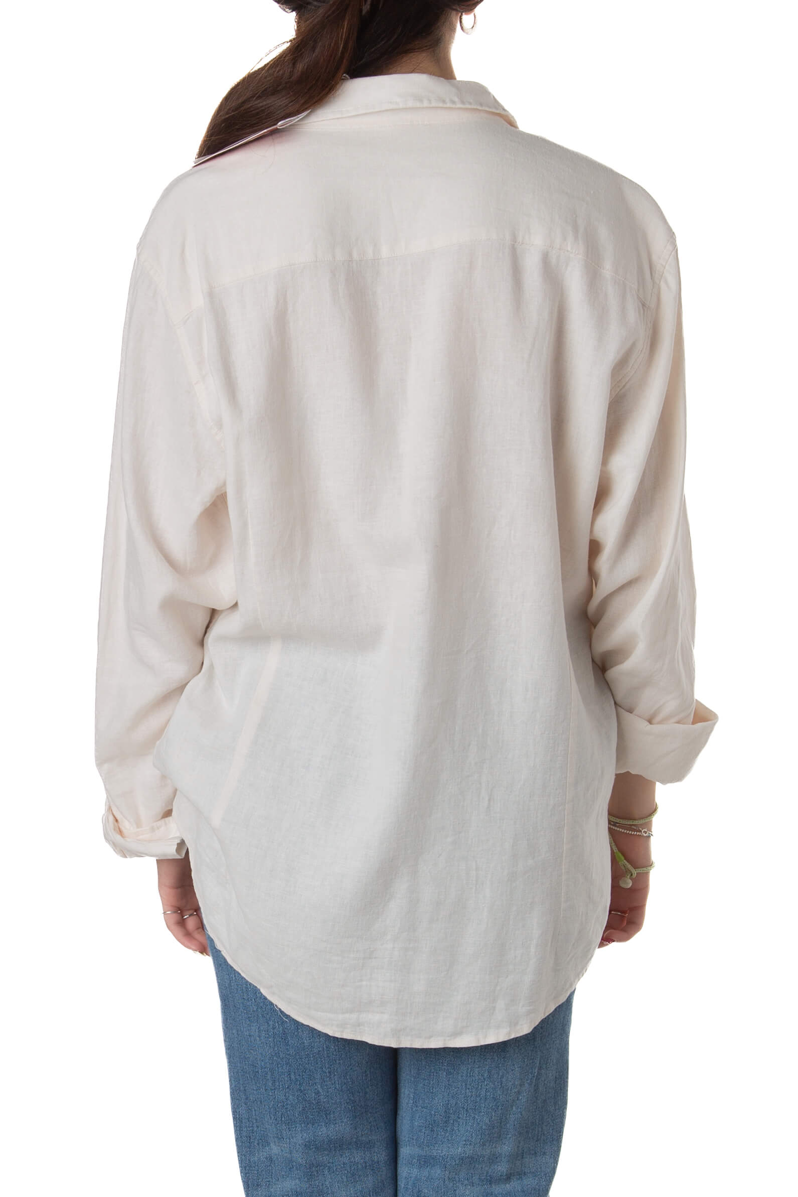 Camisa Big Mack crema, vista trasera con yugo y bajo shirttail
