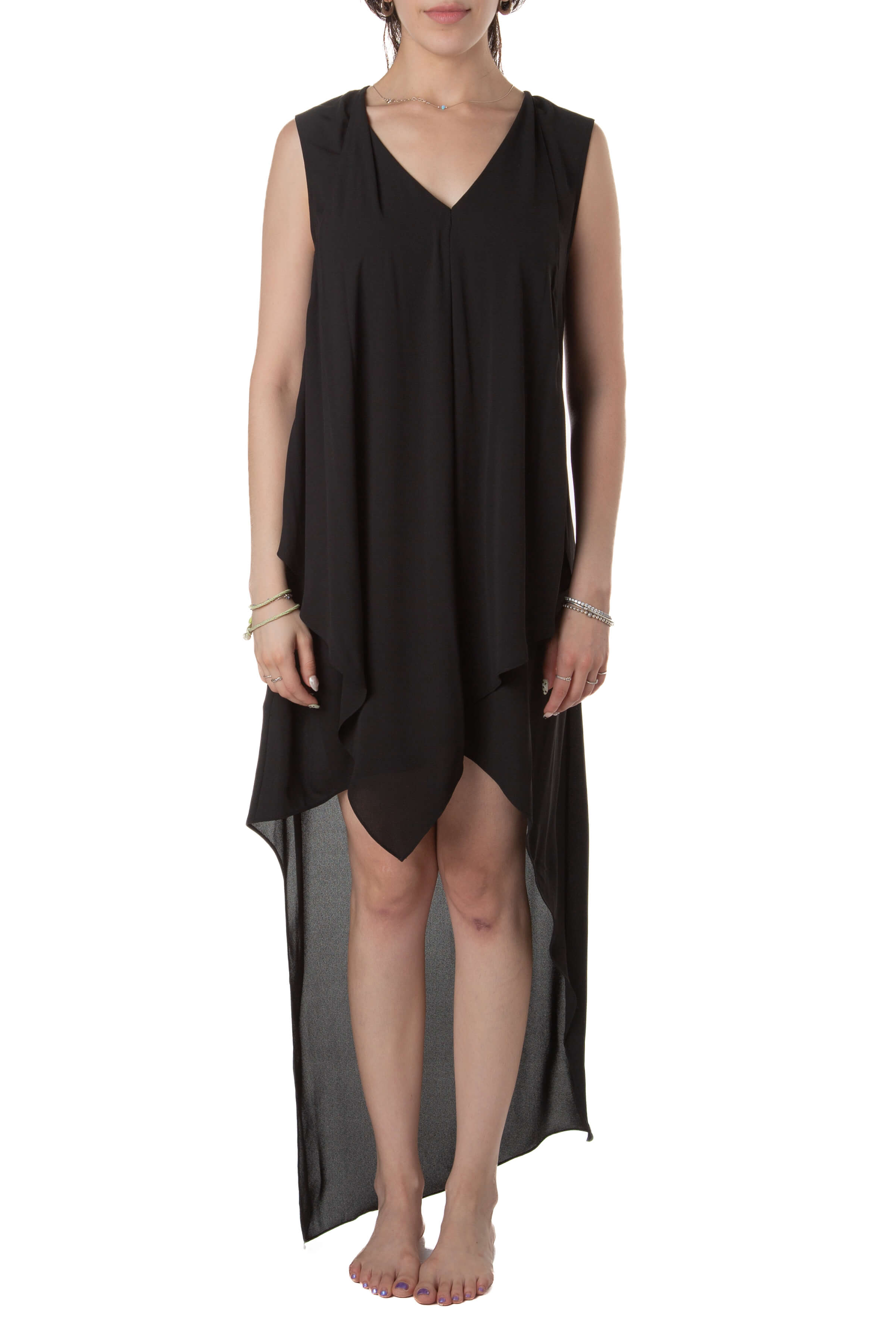 Vestido BCBG negro asimétrico high-low sin mangas, vista frontal