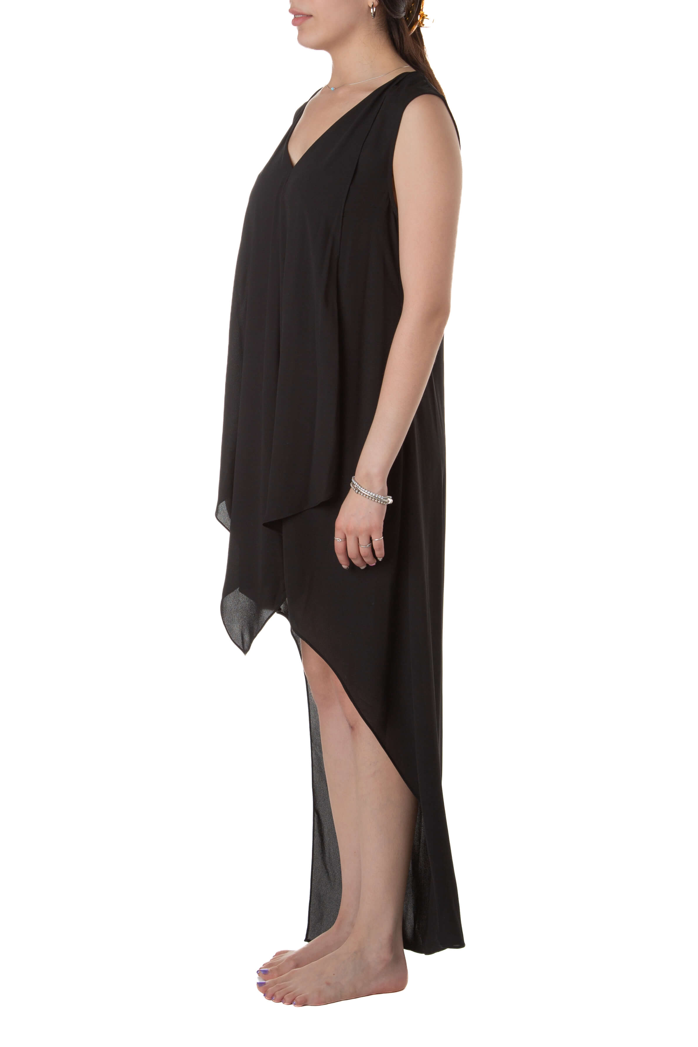 Vestido BCBG negro fluido con bajo high-low, vista lateral