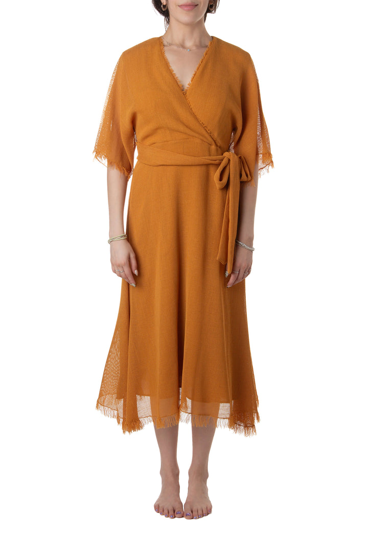Vestido Adolfo Domínguez mostaza midi con cinturón y manga corta, vista frontal