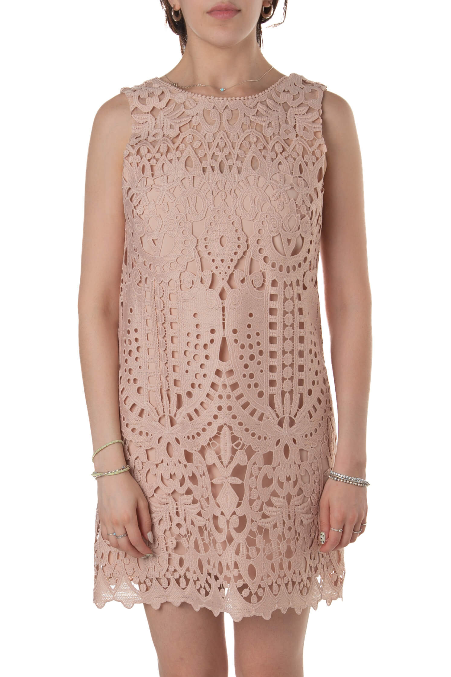 Vestido BCBG nude de encaje mini sin mangas, vista frontal
