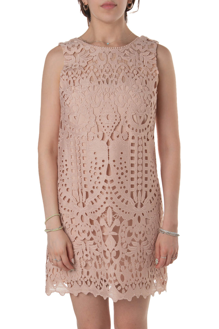 Vestido BCBG nude de encaje mini sin mangas, vista frontal