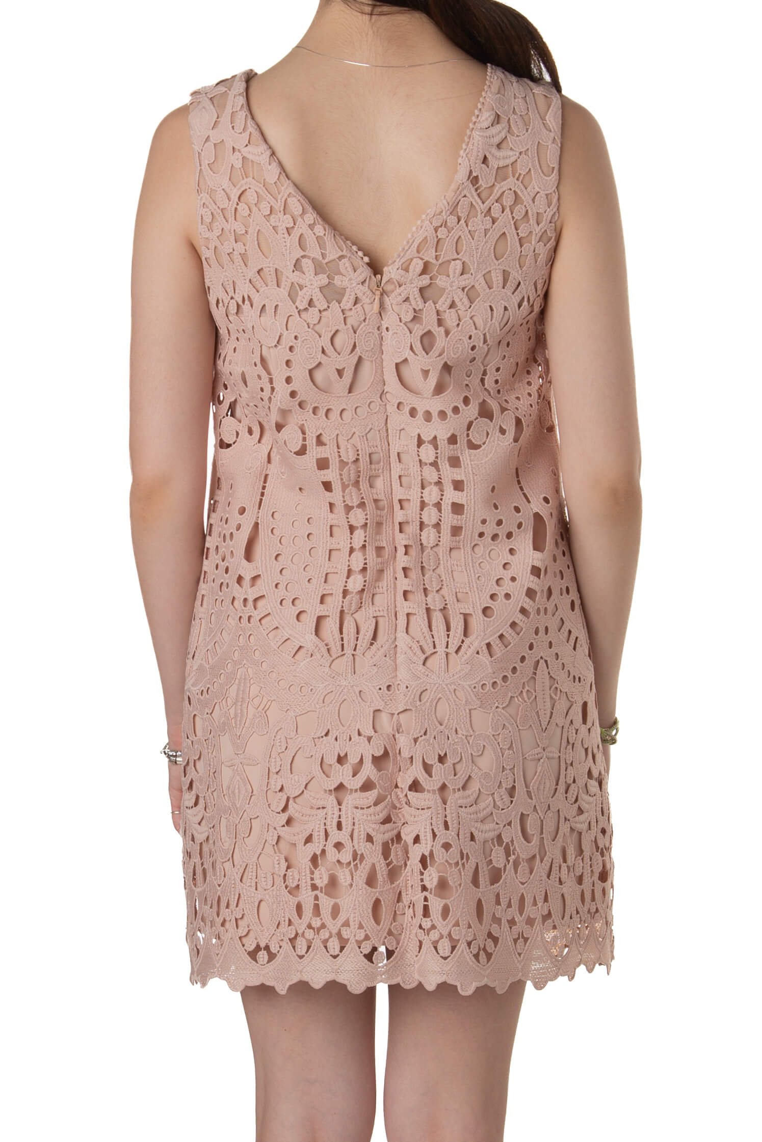 Vestido BCBG nude de encaje, vista trasera con espalda en V y zipper