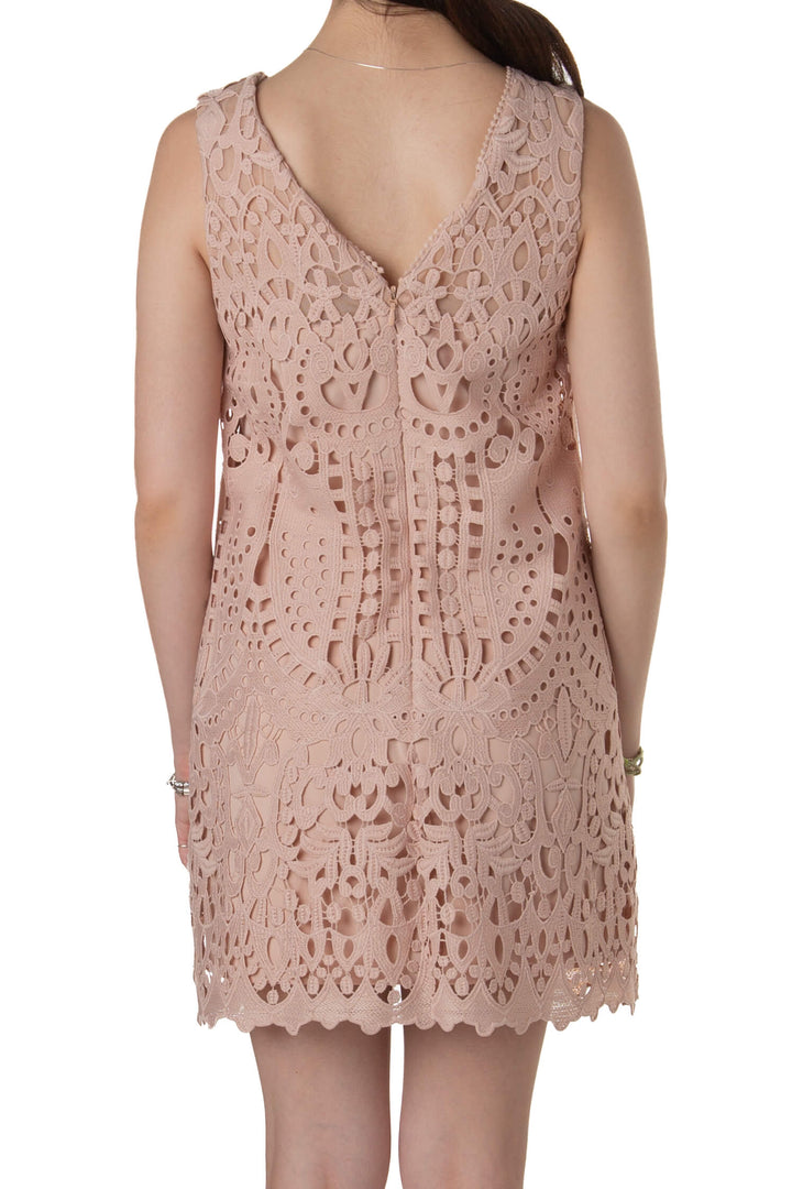 Vestido BCBG nude de encaje, vista trasera con espalda en V y zipper