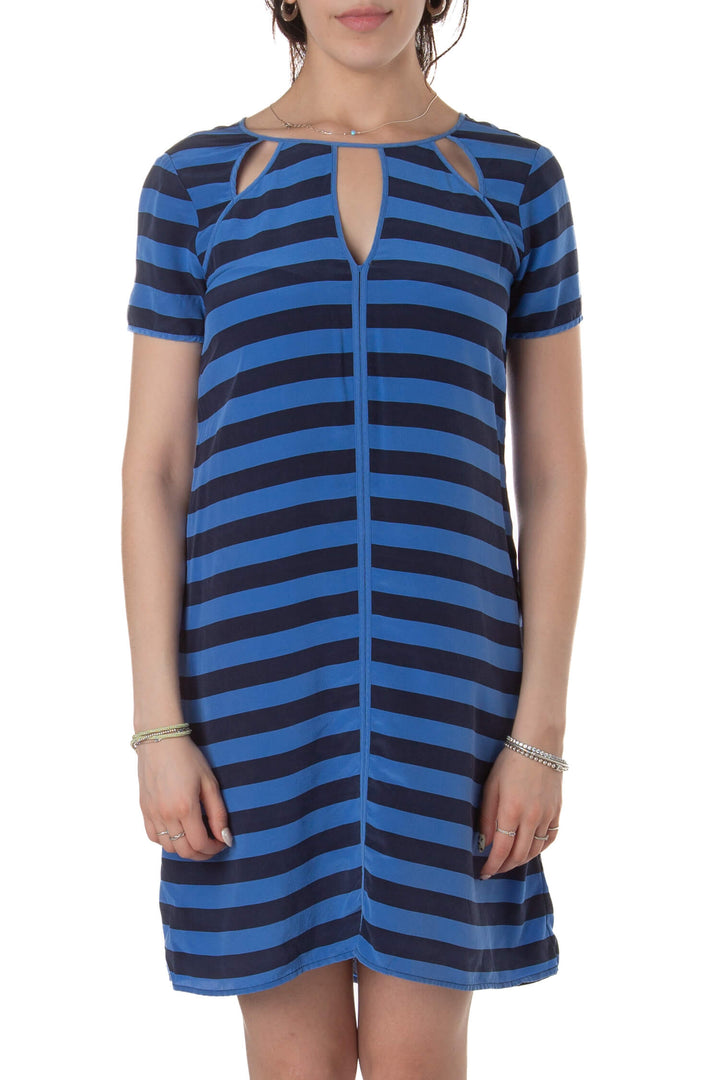 Vestido BCBG Maxazria de rayas azules con cutouts en el escote y manga corta, vista frontal