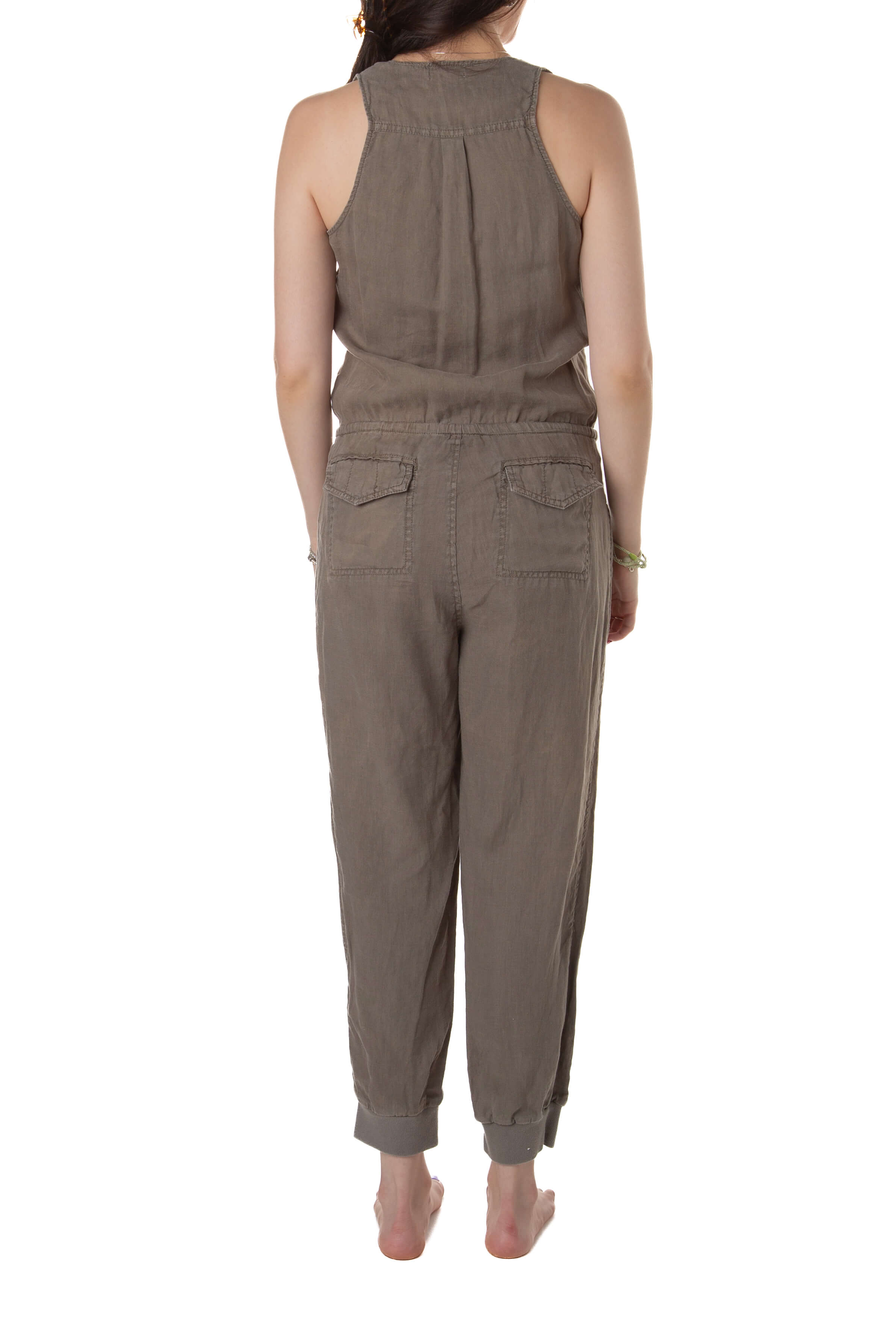 Jumpsuit Joie verde olivo, vista trasera con bolsillos de parche y pliegue central