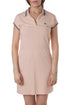 Vestido polo Lacoste coral con logo cocodrilo y cuello rib navy, vista frontal