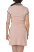 Vestido polo Lacoste coral, vista trasera con cuello rib y manga corta