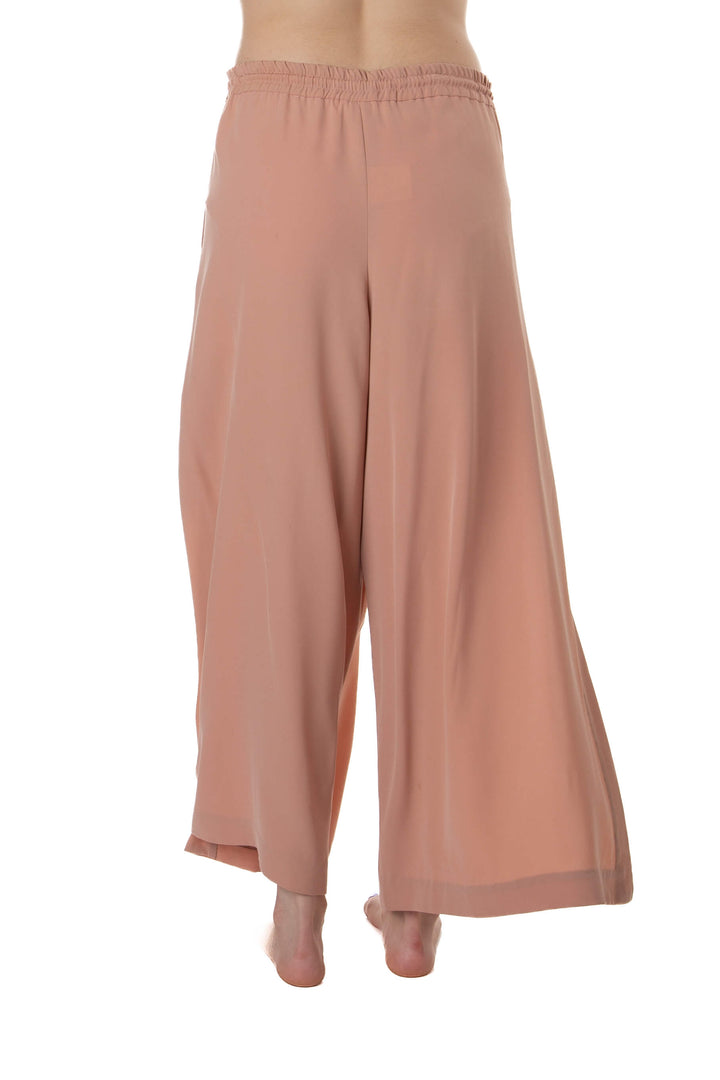 Pantalón Chloé rosa coral de pierna amplia, vista trasera con cintura elástica