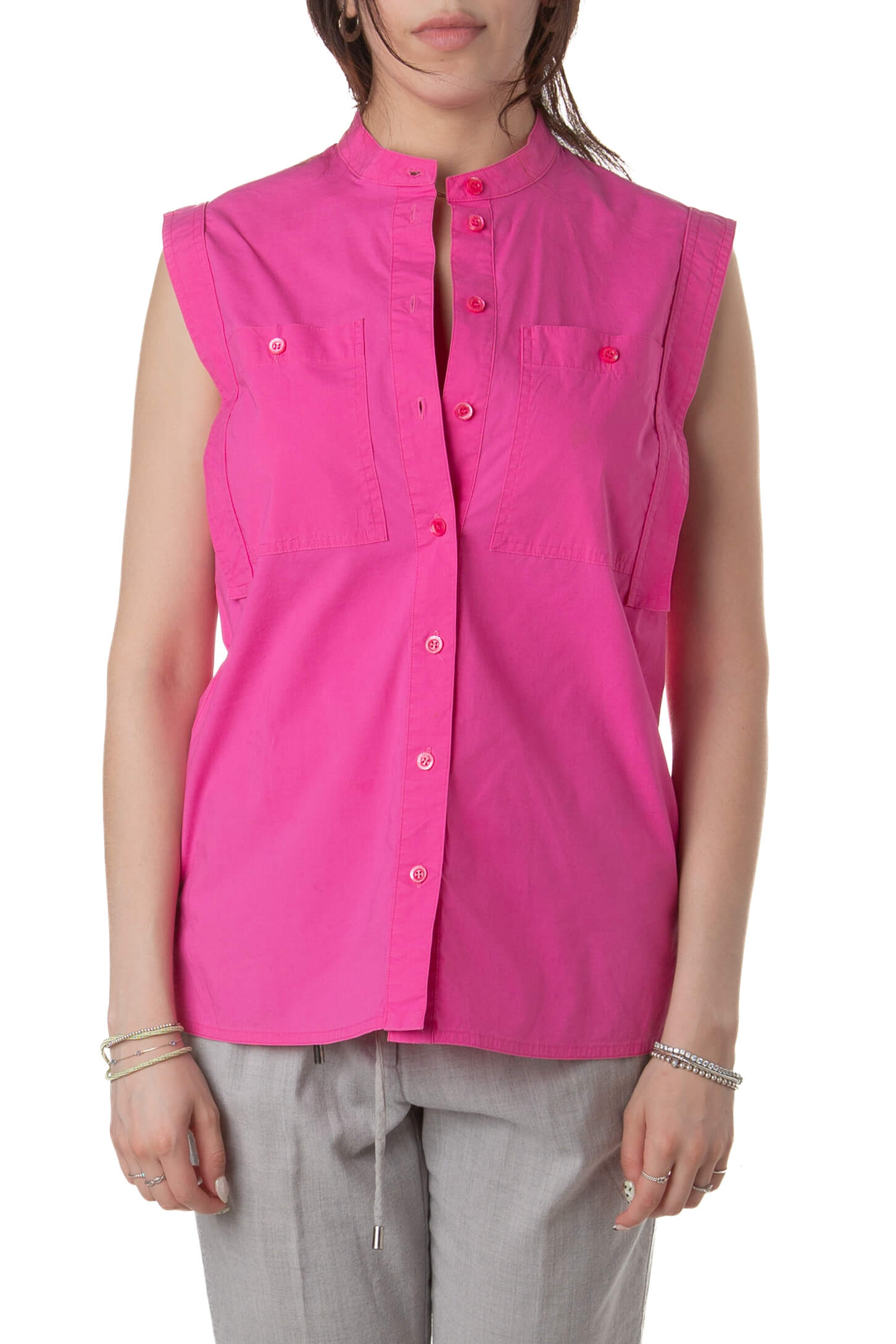 Blusa Escada rosa fucsia sin mangas con cuello mao y bolsillos al pecho, vista frontal