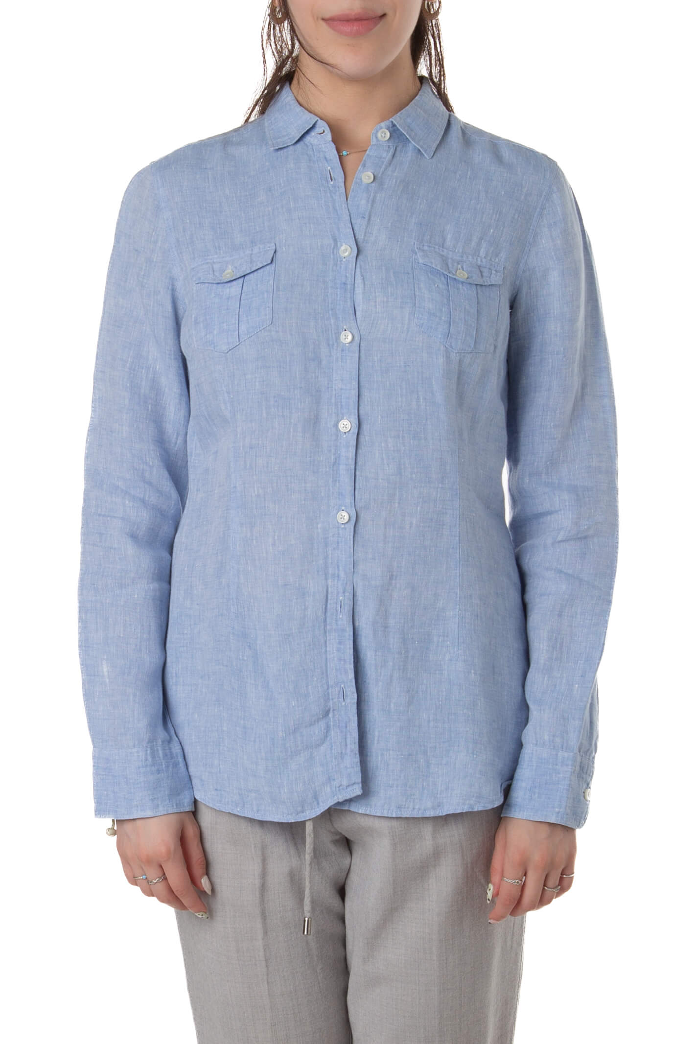 Camisa Chester & Peck de lino azul claro con bolsillos de cartera, vista frontal