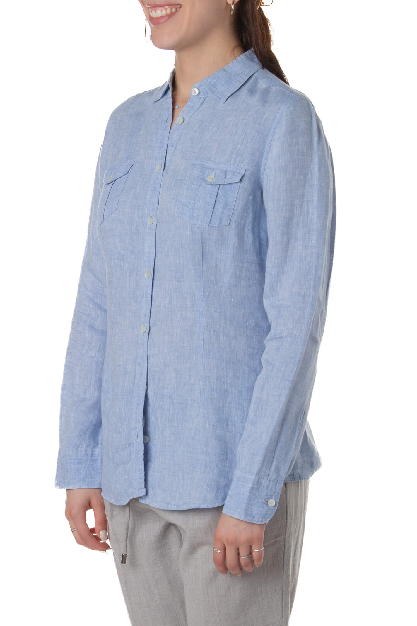 Camisa Chester & Peck azul claro de manga larga, vista tres cuartos