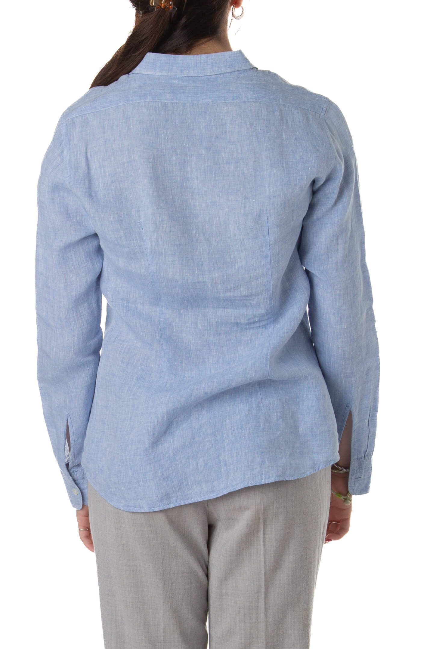 Camisa Chester & Peck de lino, vista trasera con yugo y pliegue central
