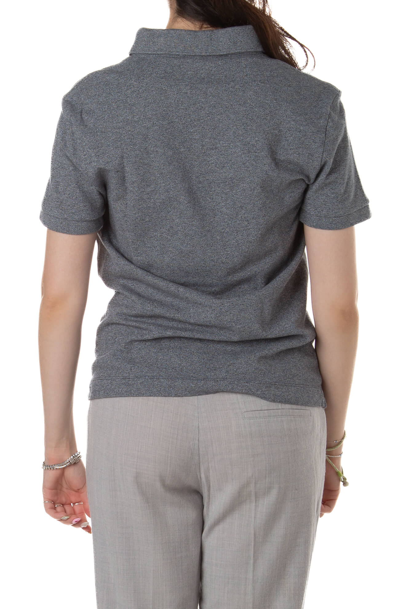 Polo Lacoste gris jaspeado, vista trasera con cuello rib